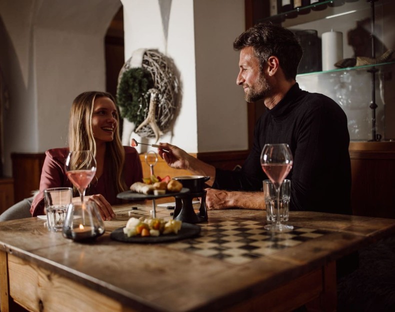 Das Paar genießt ein romantisches Essen in unserem gemütlichen Restaurant Ennshof