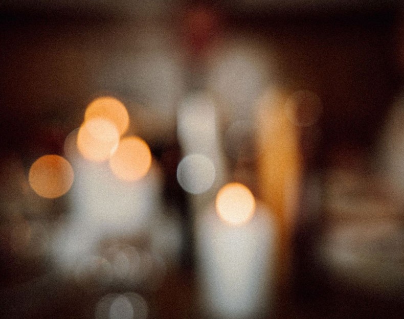 Romantisches, gemütliches Ambiente im Restaurant mit warmen Farbtönen