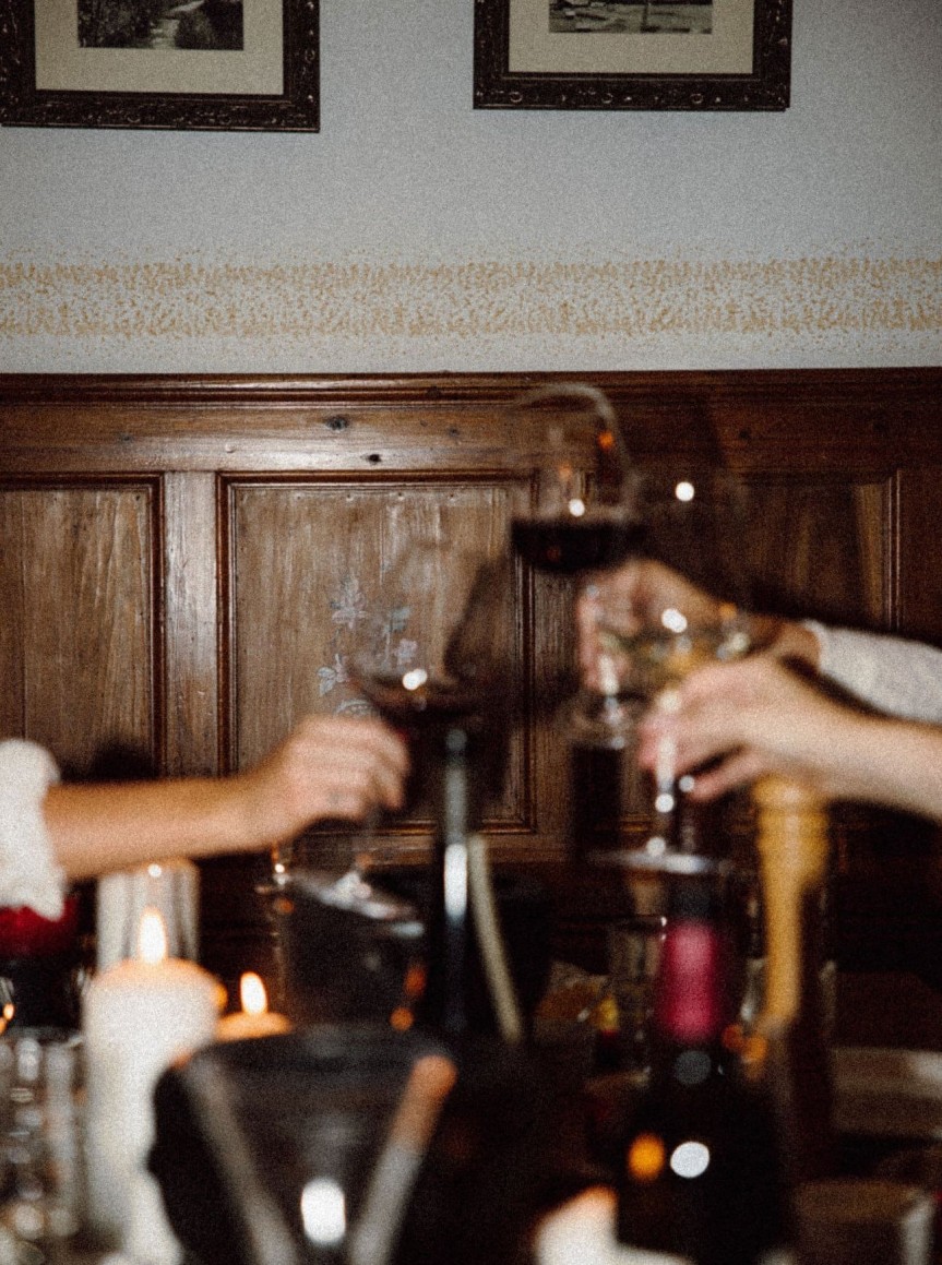 Gäste stoßen mit Weingläsern an