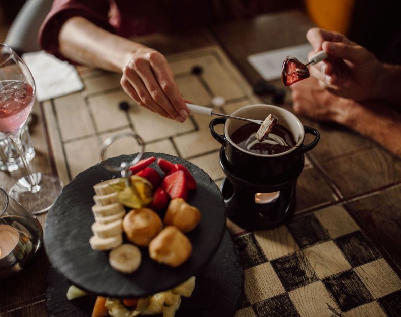 Frische Früchte in Schokoladenfondue tunken